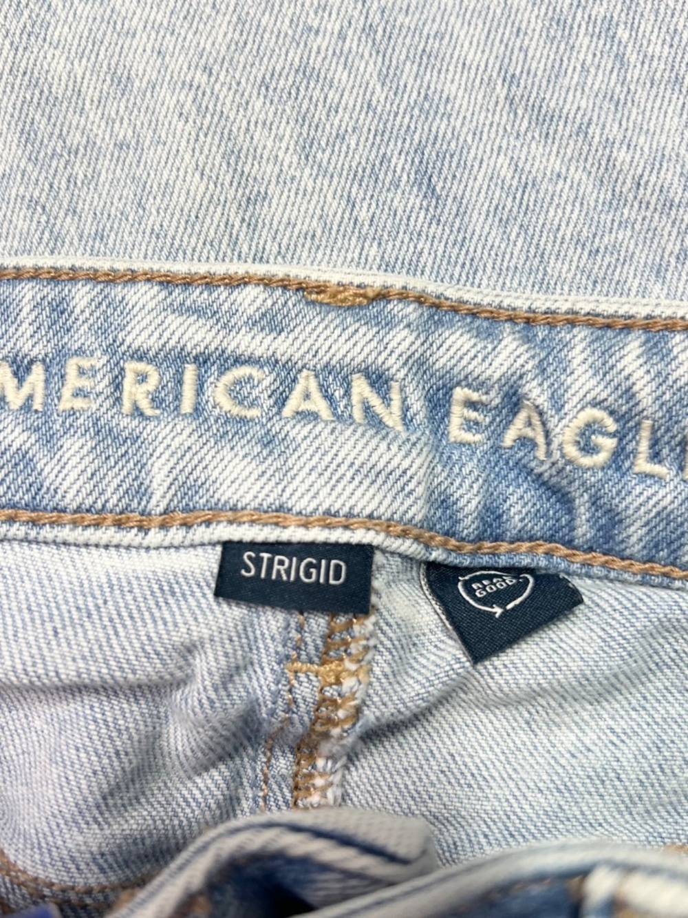 👖|•AMERICAN EAGLE•| High Rise 'Mom Jean' Strigid Denim Size 4👖 - Picture 4 of 8